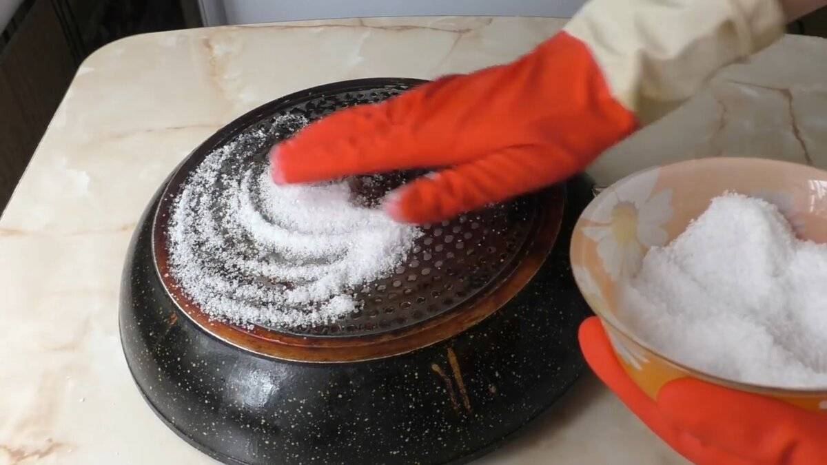 Как самому отчистить застарелый нагар со сковороды — простые и неожиданные способы