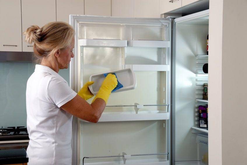 Нужно ли мыть новый холодильник перед первым включением и чем его протереть внутри