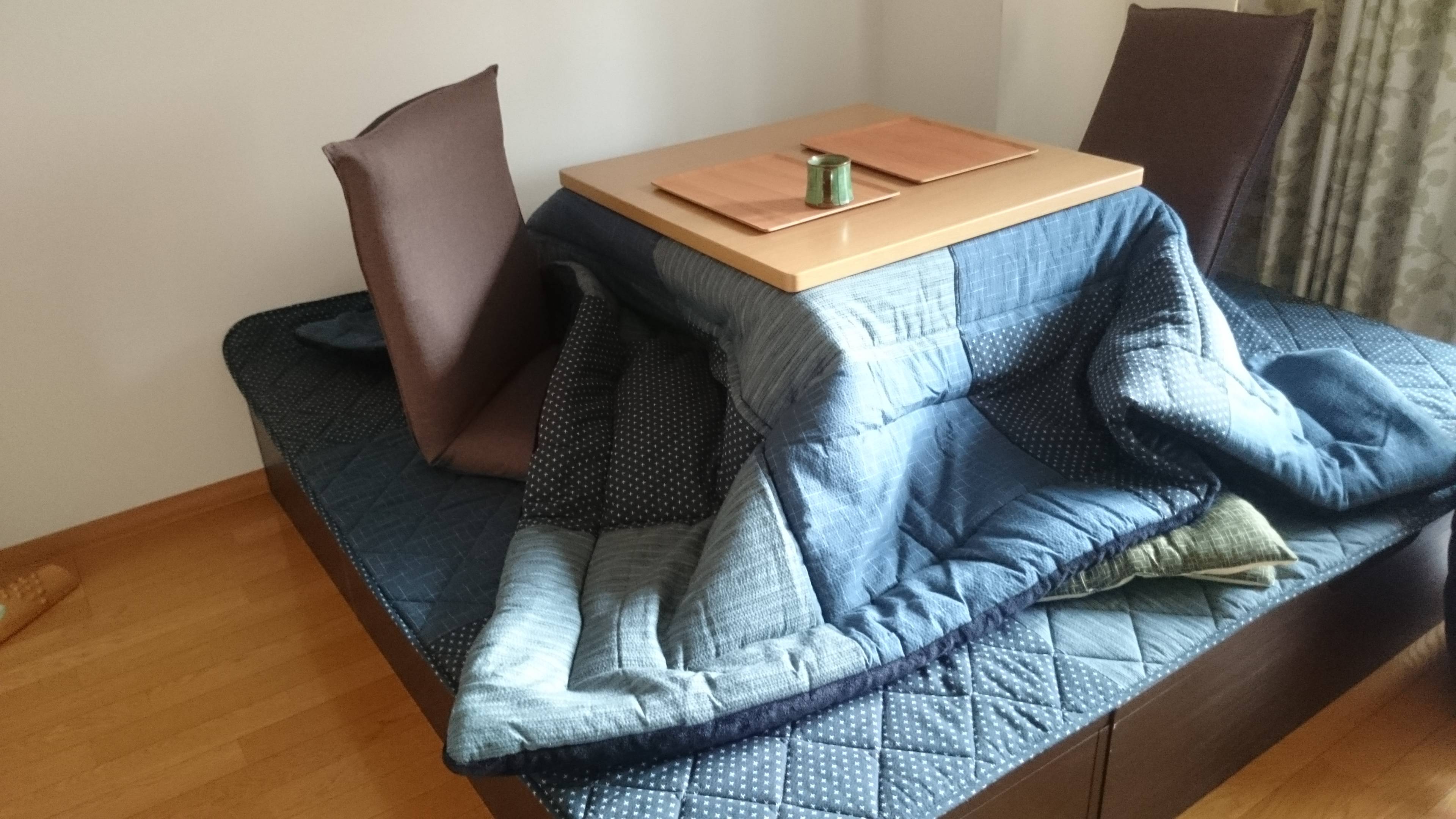 японский столик с одеялом