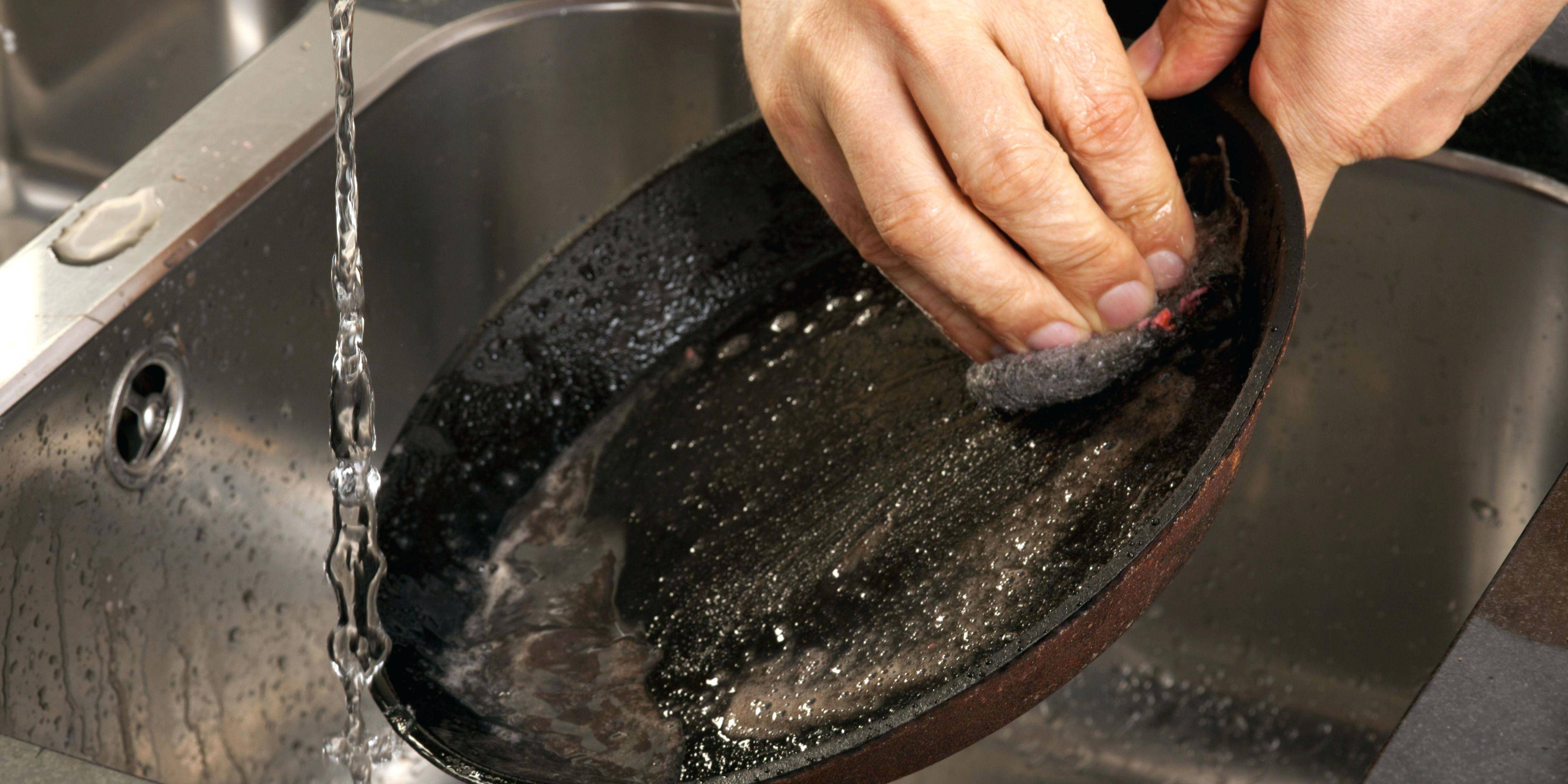 Как очистить сковороду чугунную от нагара – в домашних условиях снаружи и внутри