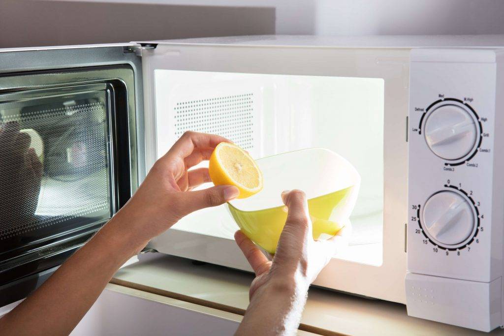 Как в домашних условиях быстро помыть микроволновку внутри?