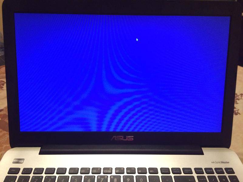 Ноутбук появляется синий экран. Синий экран на ноуте асус. Ноутбук ASUS r510c. Экран смерти на ноутбуке леново. Чисто синий экран на компьютере.