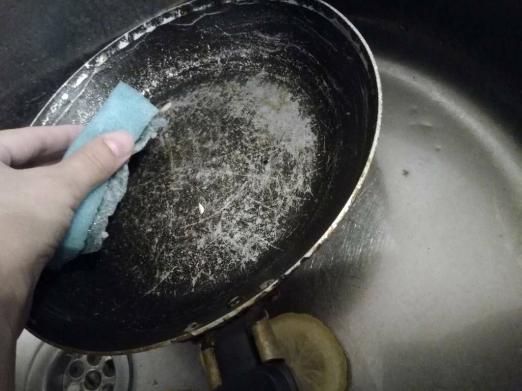Как и чем очистить сковороду от жира и нагара в домашних условиях