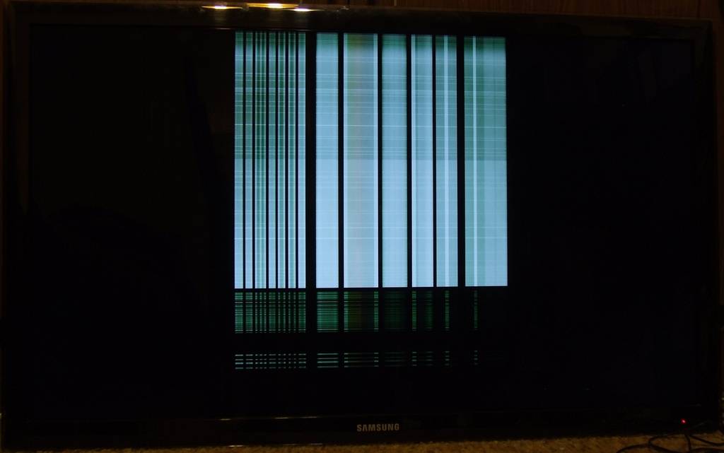 Жк телевизор полосы на экране. Матрица телевизора ue75tu7500u. Телевизор Samsung неисправная матрица. ЖК самсунг вертикальная полоса. KDL-40v5500 вертикальные полосы.