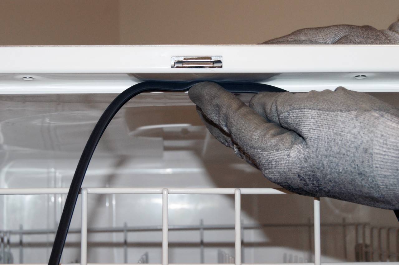Из посудомоечной машины течет вода — снизу, под дверцей