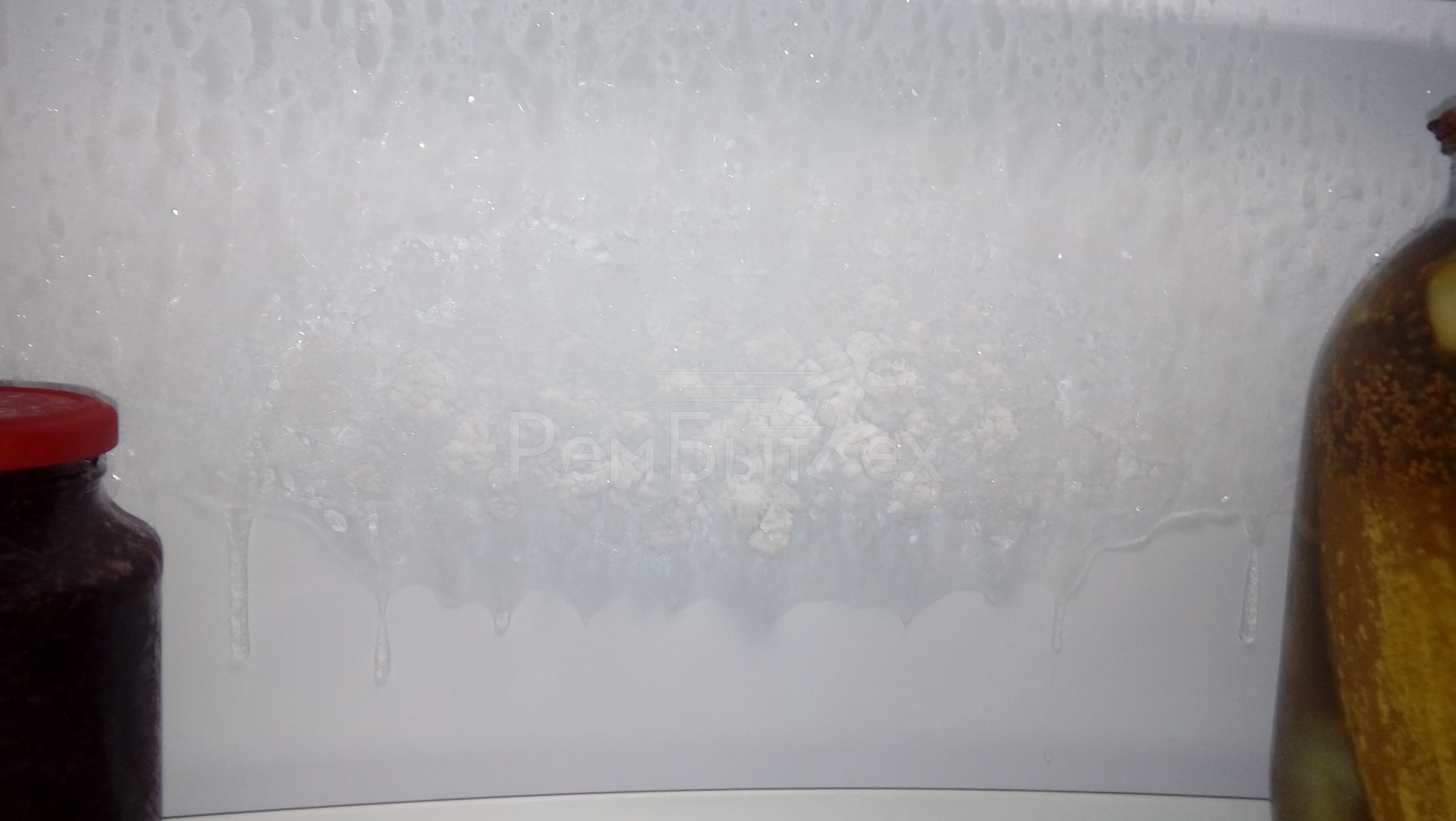 Холодильник в снегу — как его спасти: почему намерзает лед на задней стенке